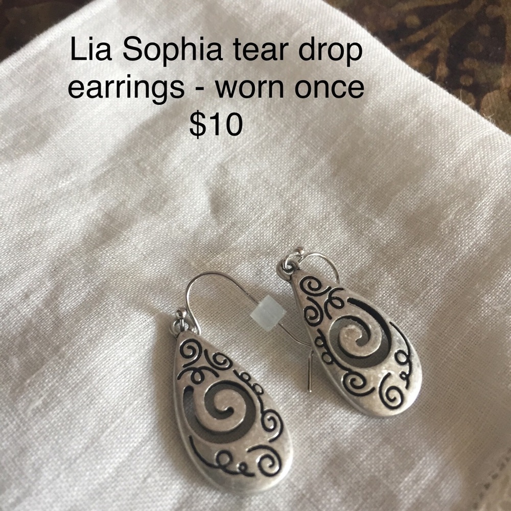 Tear drop silver earrings
